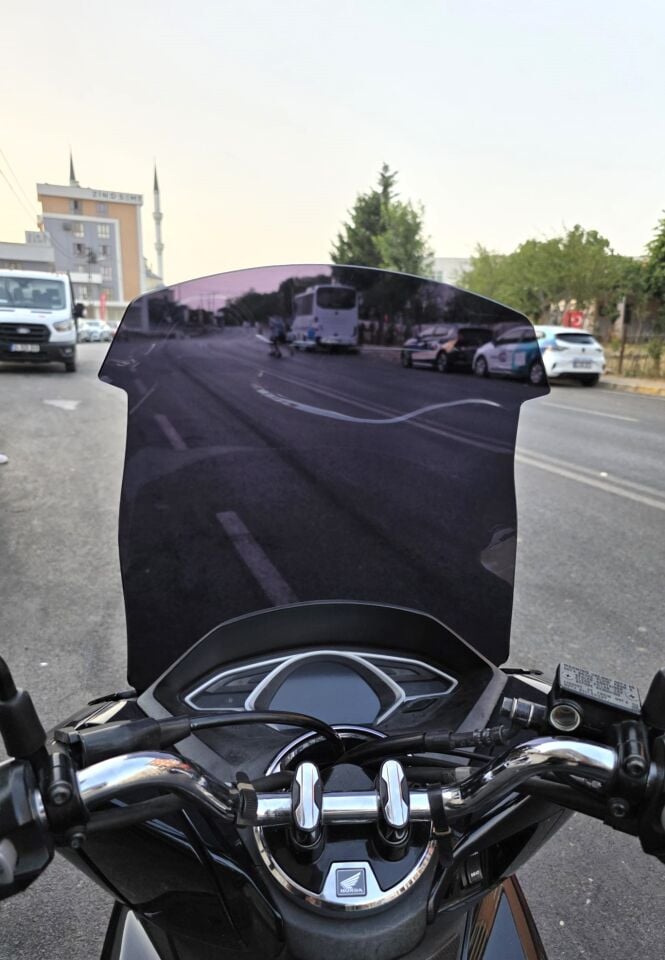 MOTOCAM Honda PCX Ön Cam 2018-2020 Model 65cm Siyah Renkli 4mm ORTA BOYLU
