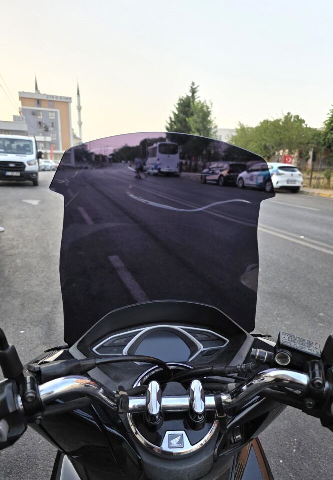 MOTOCAM Honda PCX Ön Cam 2018-2020 Model 65cm Siyah Renkli 4mm ORTA BOYLU