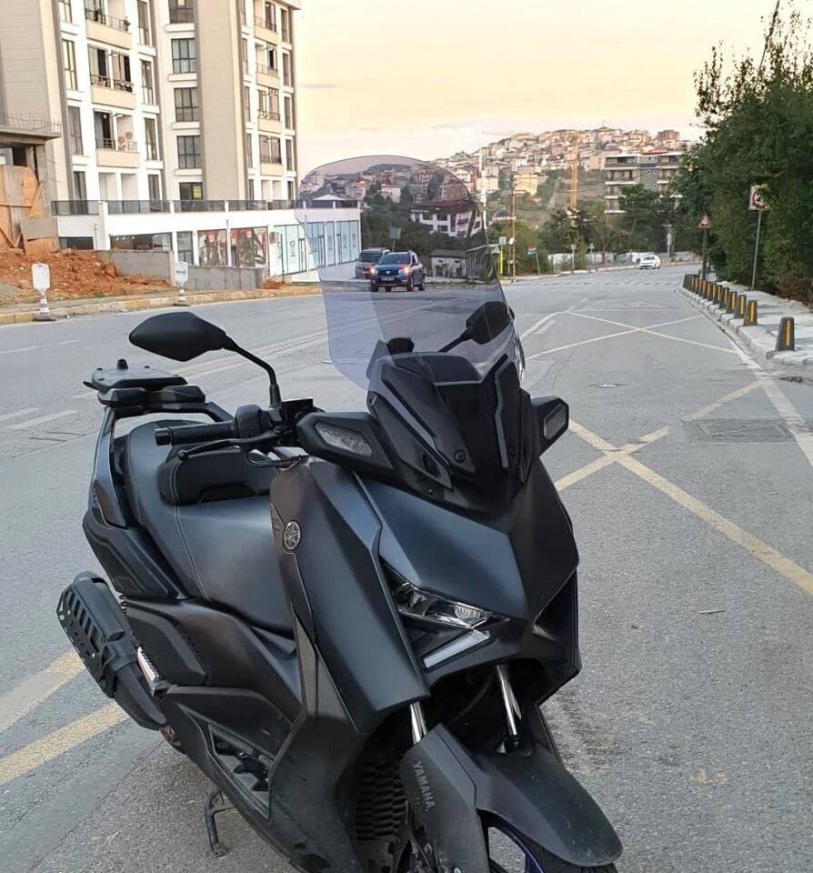 MOTOCAM Yamaha Xmax Ön Cam 2023-2026 Model 65cm Füme Renkli 4mm