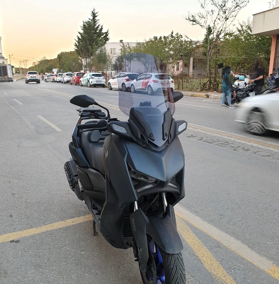 MOTOCAM Yamaha Xmax Ön Cam 2023-2026 Model 65cm Füme Renkli 4mm