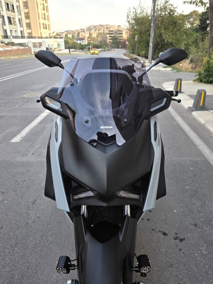 MOTOCAM Yamaha Xmax Techmax Ön Cam 2025-2026 Model 39cm Füme Renkli 4mm Asansörlü