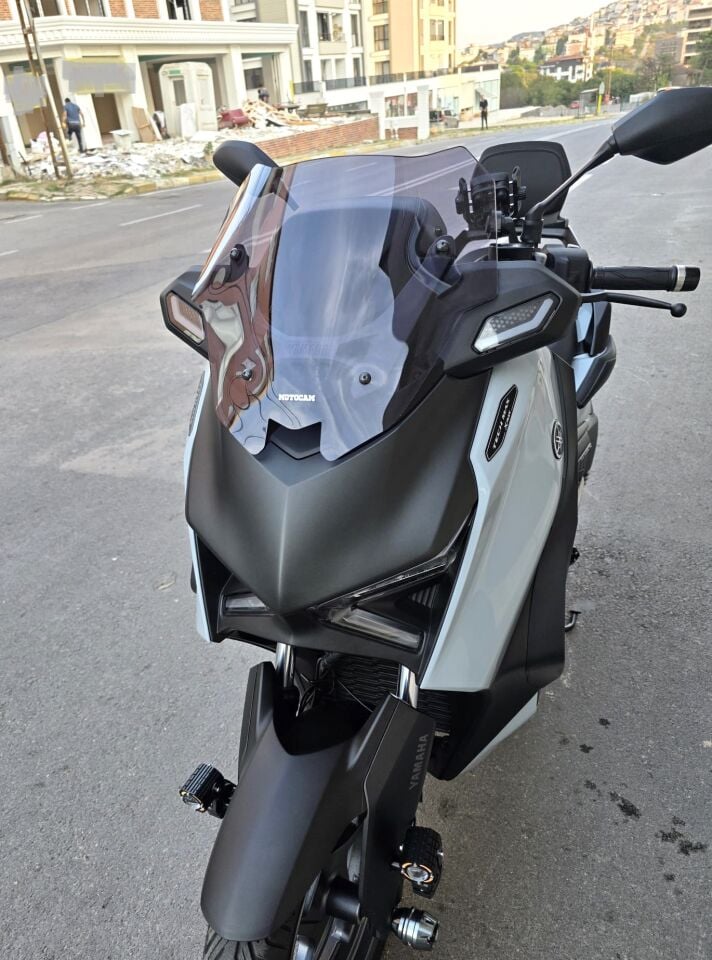 MOTOCAM Yamaha Xmax Techmax Ön Cam 2025-2026 Model 39cm Füme Renkli 4mm Asansörlü