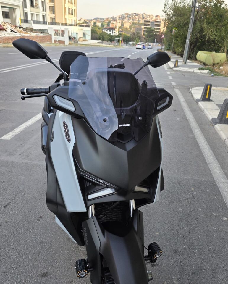 MOTOCAM Yamaha Xmax Techmax Ön Cam 2025-2026 Model 39cm Füme Renkli 4mm Asansörlü