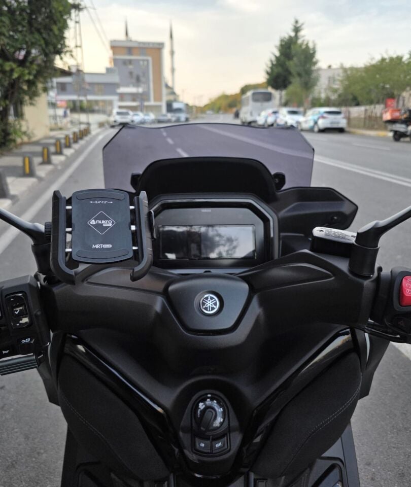 MOTOCAM Yamaha Xmax Techmax Ön Cam 2025-2026 Model 39cm Füme Renkli 4mm Asansörlü