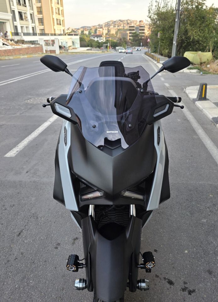 MOTOCAM Yamaha Xmax Techmax Ön Cam 2025-2026 Model 39cm Füme Renkli 4mm Asansörlü
