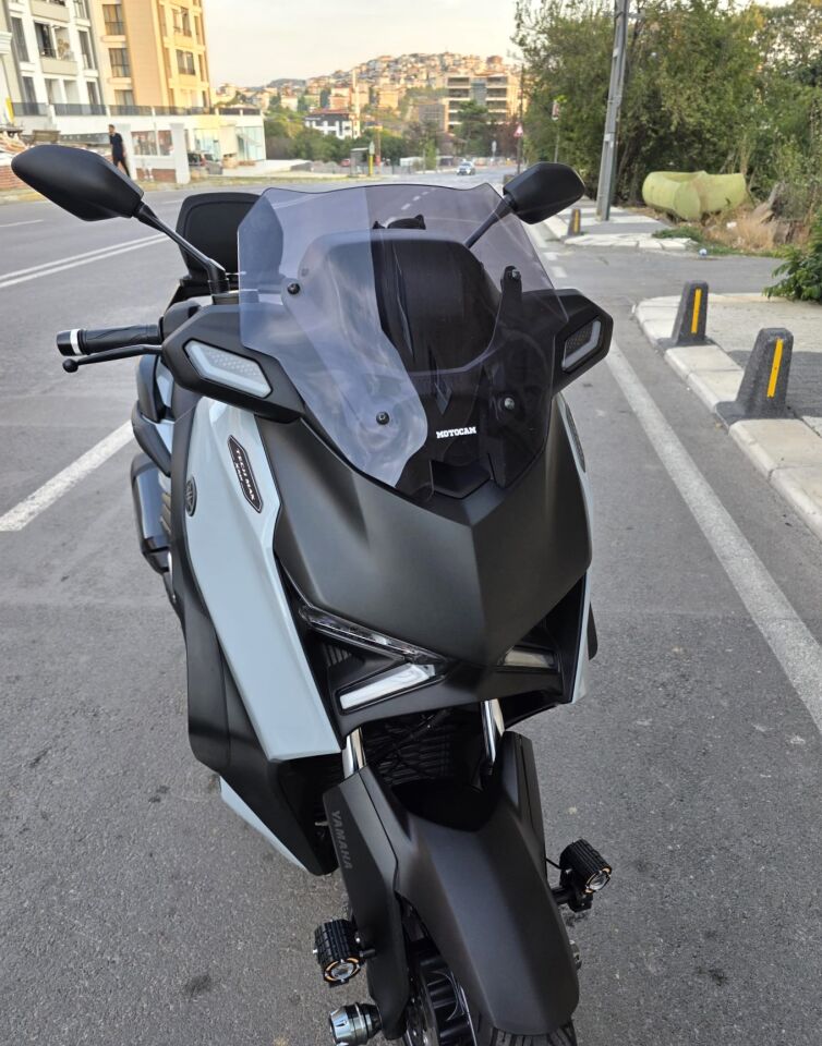 MOTOCAM Yamaha Xmax Techmax Ön Cam 2025-2026 Model 39cm Füme Renkli 4mm Asansörlü