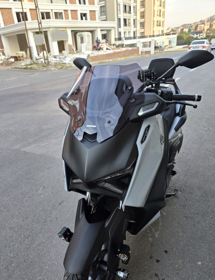 MOTOCAM Yamaha Xmax Techmax Ön Cam 2025-2026 Model 39cm Füme Renkli 4mm Asansörlü