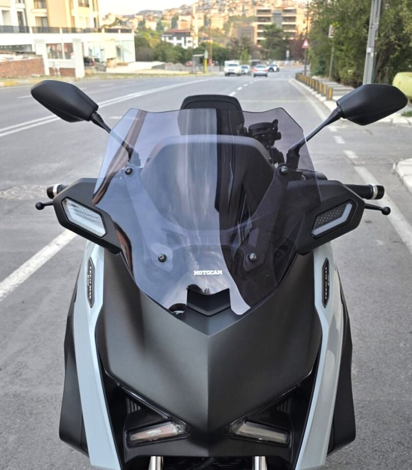 MOTOCAM Yamaha Xmax Techmax Ön Cam 2025-2026 Model 39cm Füme Renkli 4mm Asansörlü
