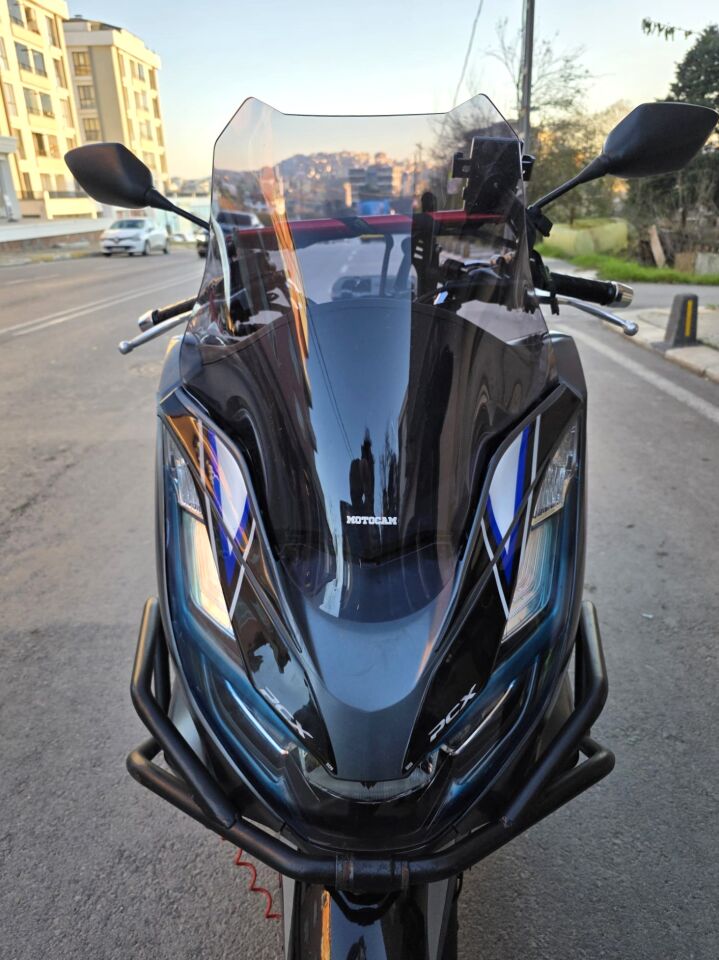 MOTOCAM Honda PCX Ön Cam 2021-2024 Model 47cm Füme Renkli 4mm SPORTİF