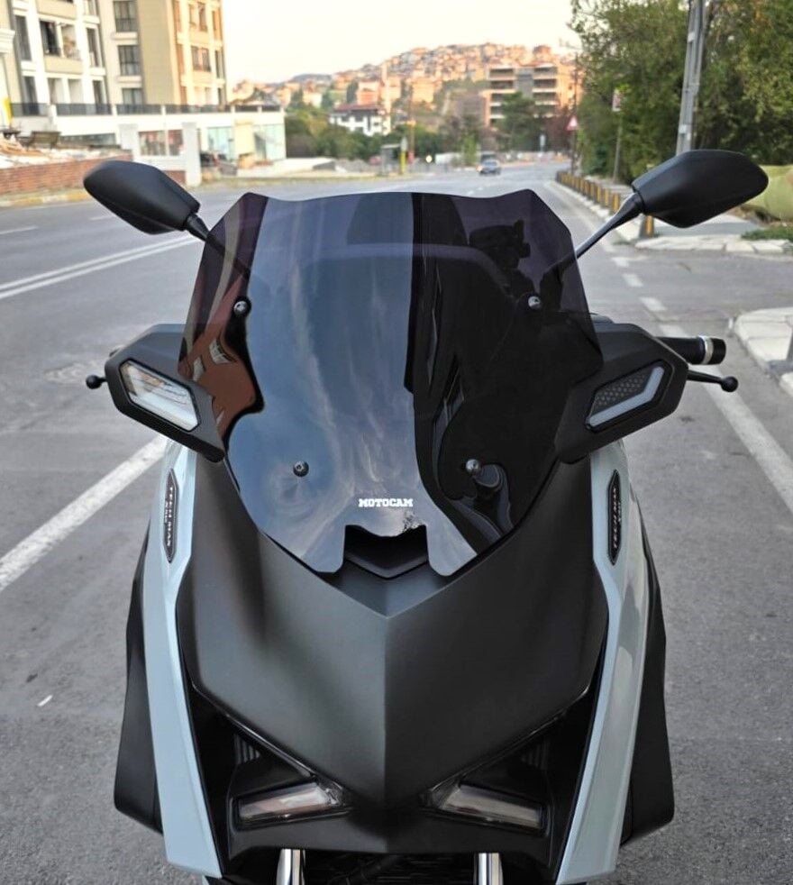 MOTOCAM Yamaha Xmax Techmax Ön Cam 2025-2026 Model 39cm Siyah Renkli 4mm Asansörlü