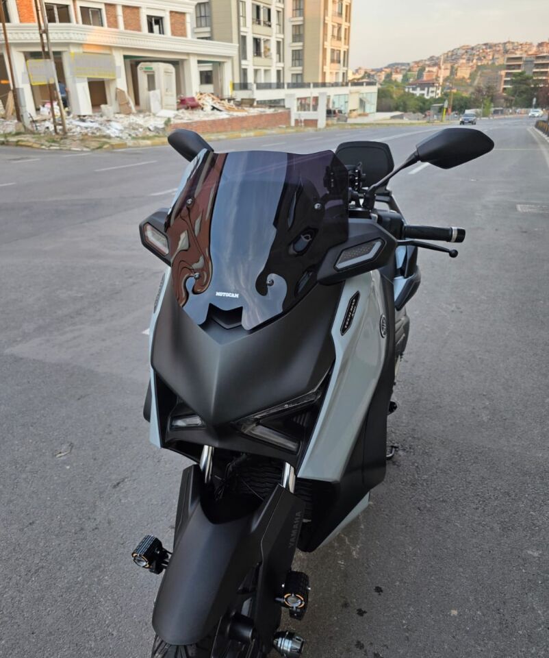 MOTOCAM Yamaha Xmax Techmax Ön Cam 2025-2026 Model 39cm Siyah Renkli 4mm Asansörlü