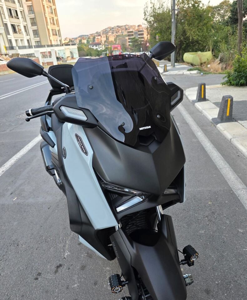 MOTOCAM Yamaha Xmax Techmax Ön Cam 2025-2026 Model 39cm Siyah Renkli 4mm Asansörlü