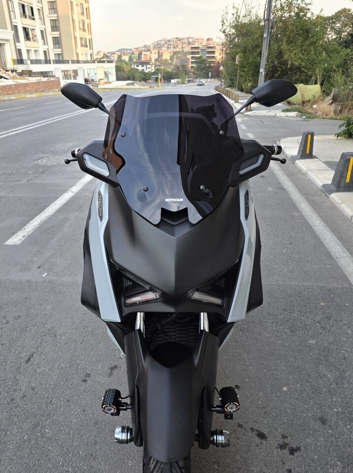 MOTOCAM Yamaha Xmax Techmax Ön Cam 2025-2026 Model 39cm Siyah Renkli 4mm Asansörlü
