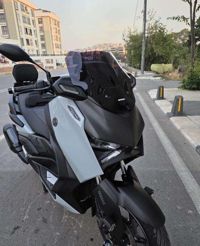 MOTOCAM Yamaha Xmax Techmax Ön Cam 2025-2026 Model 39cm Siyah Renkli 4mm Asansörlü