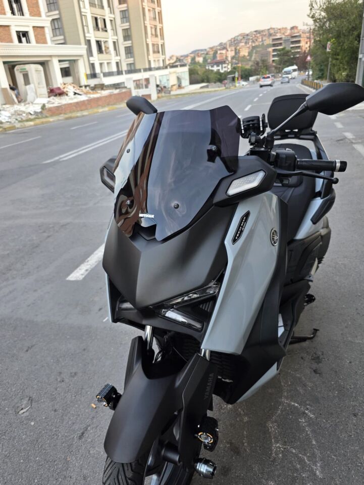 MOTOCAM Yamaha Xmax Techmax Ön Cam 2025-2026 Model 39cm Siyah Renkli 4mm Asansörlü