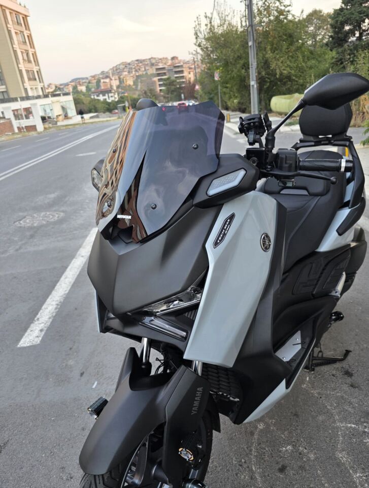 MOTOCAM Yamaha Xmax Techmax Ön Cam 2025-2026 Model 39cm Siyah Renkli 4mm Asansörlü
