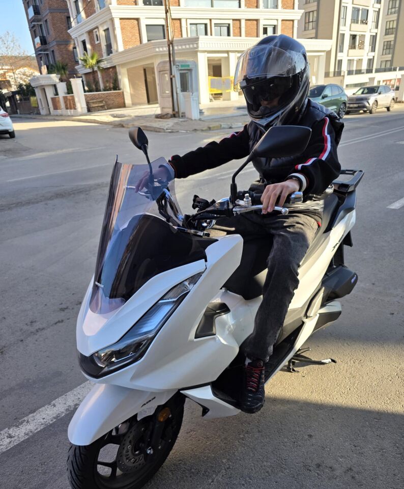 MOTOCAM Honda PCX Ön Cam 2021-2024 Model 47cm Füme Renkli 4mm SPORTİF