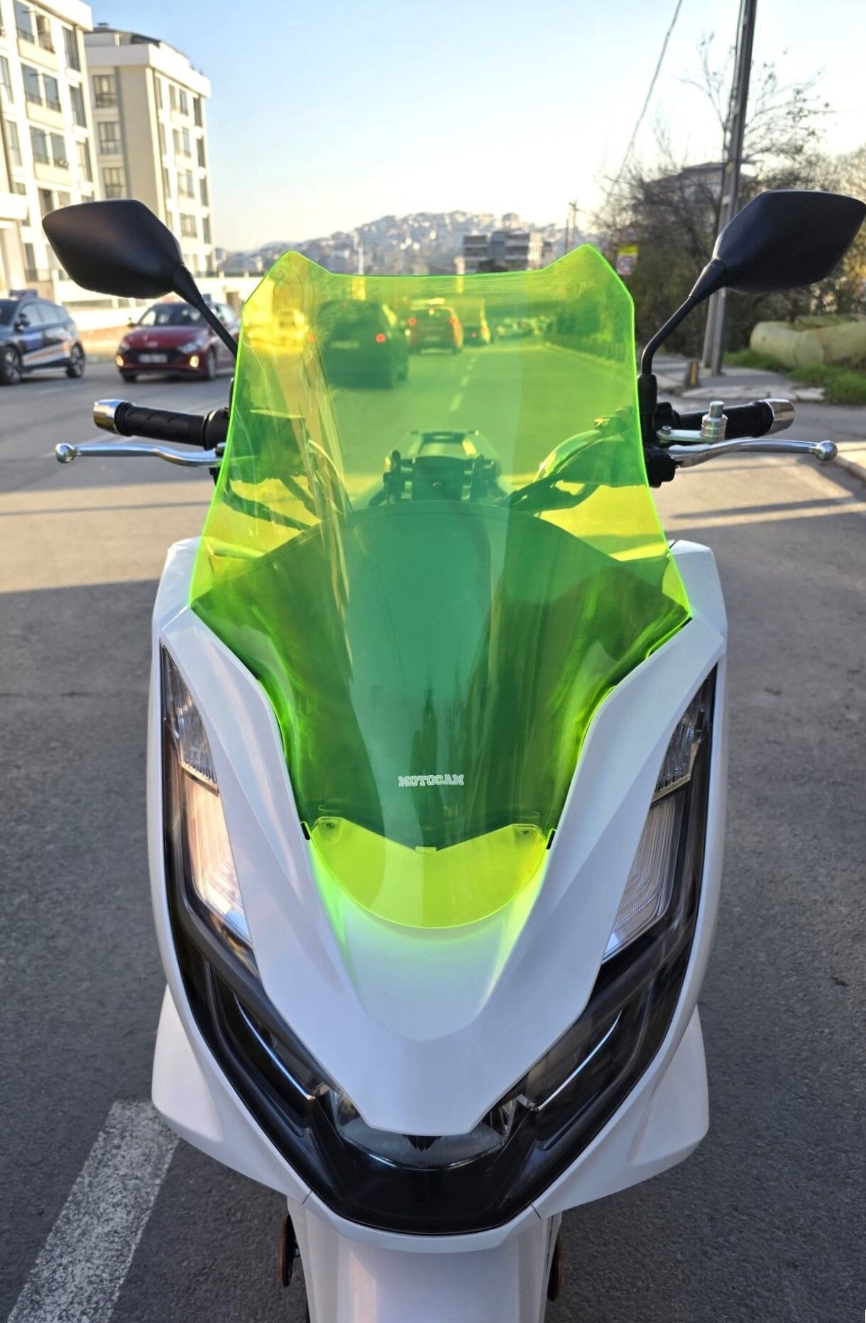 MOTOCAM Honda PCX Ön Cam 2021-2024 Model 47cm Neon Sarı Renkli 4mm SPORTİF