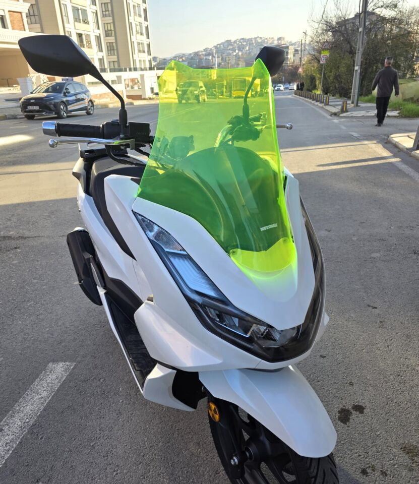 MOTOCAM Honda PCX Ön Cam 2021-2024 Model 47cm Neon Sarı Renkli 4mm SPORTİF