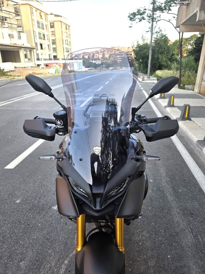 MOTOCAM Yamaha Tracer 900 Ön Cam 2023-2026 Model 61cm Füme Renkli 4mm