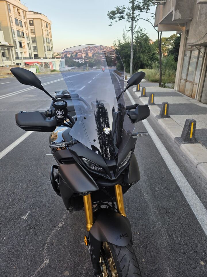 MOTOCAM Yamaha Tracer 900 Ön Cam 2023-2026 Model 61cm Füme Renkli 4mm