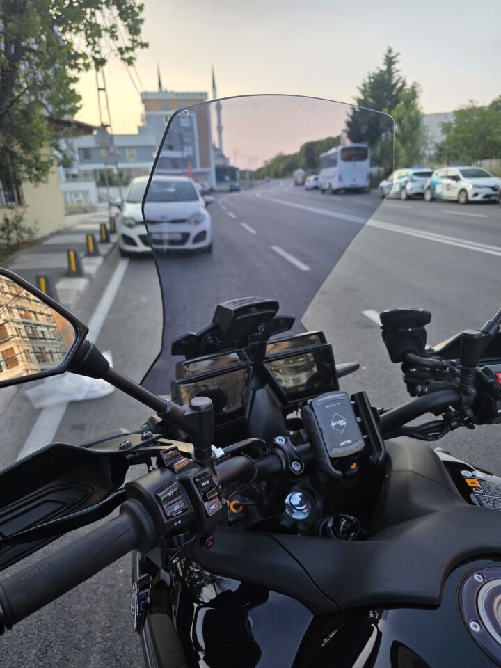 MOTOCAM Yamaha Tracer 900 Ön Cam 2023-2026 Model 61cm Füme Renkli 4mm