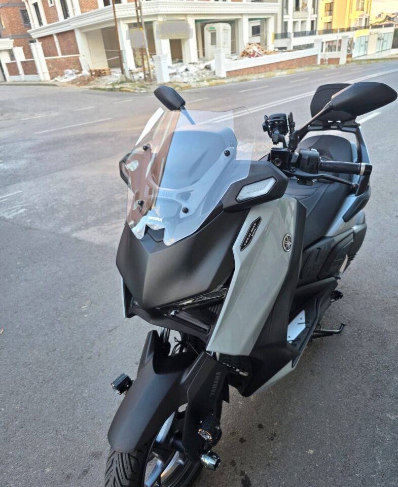MOTOCAM Yamaha Xmax Techmax Ön Cam 2025-2026 Model 39cm Şeffaf Renkli 4mm Asansörlü