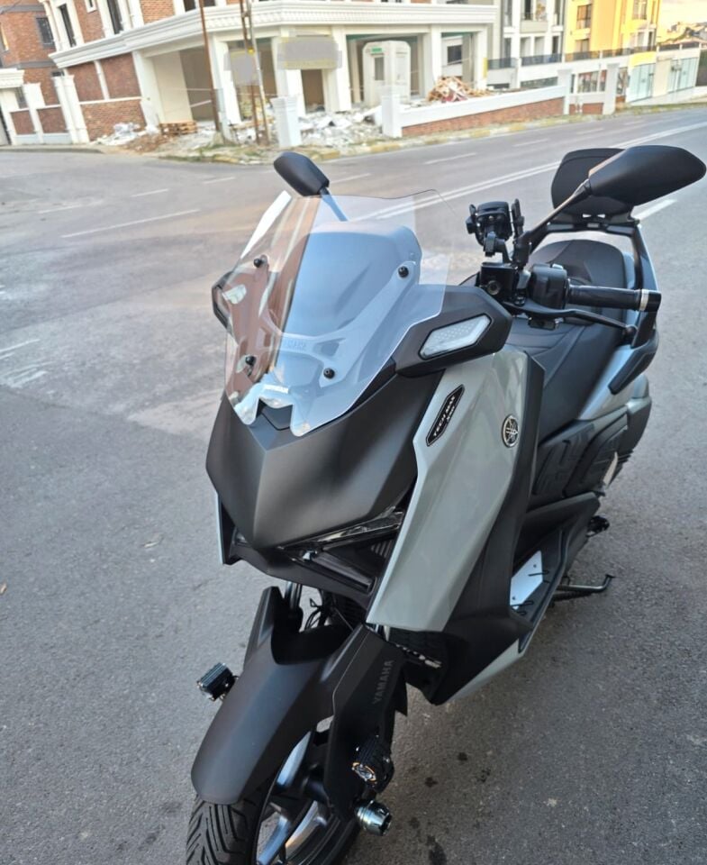 MOTOCAM Yamaha Xmax Techmax Ön Cam 2025-2026 Model 39cm Şeffaf Renkli 4mm Asansörlü