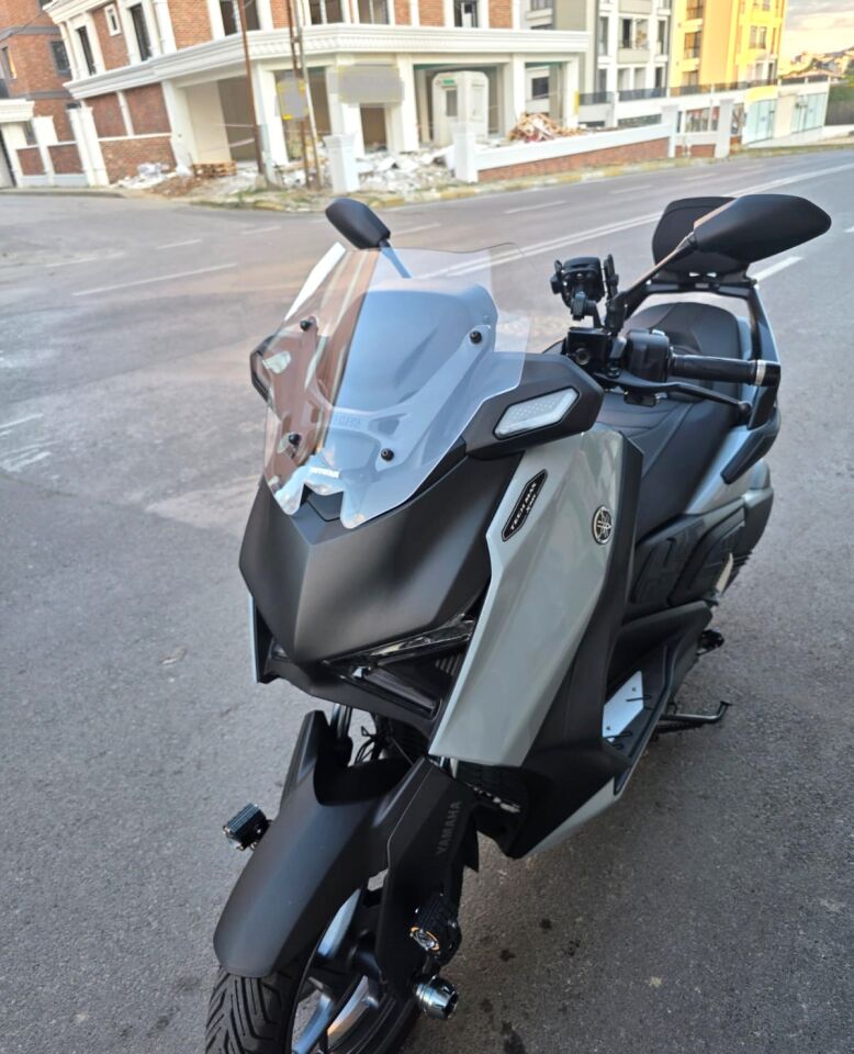 MOTOCAM Yamaha Xmax Techmax Ön Cam 2025-2026 Model 39cm Şeffaf Renkli 4mm Asansörlü