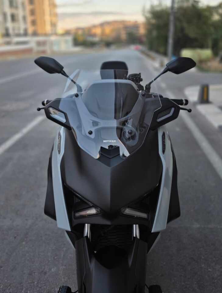 MOTOCAM Yamaha Xmax Techmax Ön Cam 2025-2026 Model 39cm Şeffaf Renkli 4mm Asansörlü