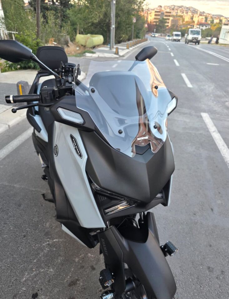 MOTOCAM Yamaha Xmax Techmax Ön Cam 2025-2026 Model 39cm Şeffaf Renkli 4mm Asansörlü