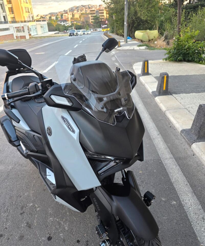 MOTOCAM Yamaha Xmax Techmax Ön Cam 2025-2026 Model 39cm Şeffaf Renkli 4mm Asansörlü