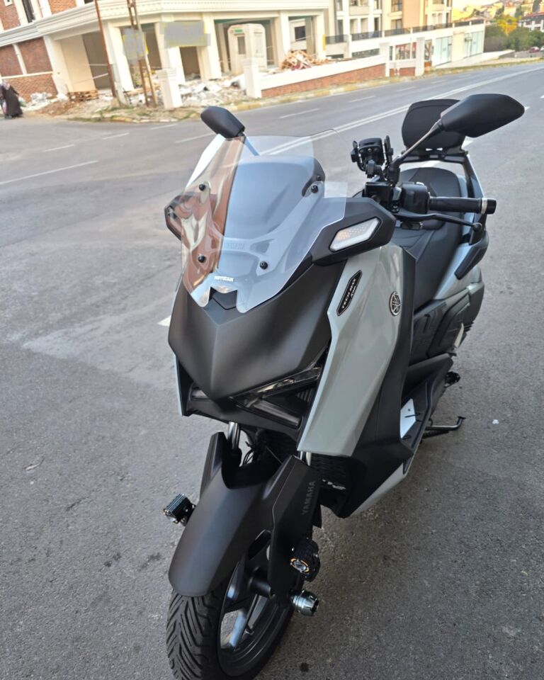MOTOCAM Yamaha Xmax Techmax Ön Cam 2025-2026 Model 39cm Şeffaf Renkli 4mm Asansörlü