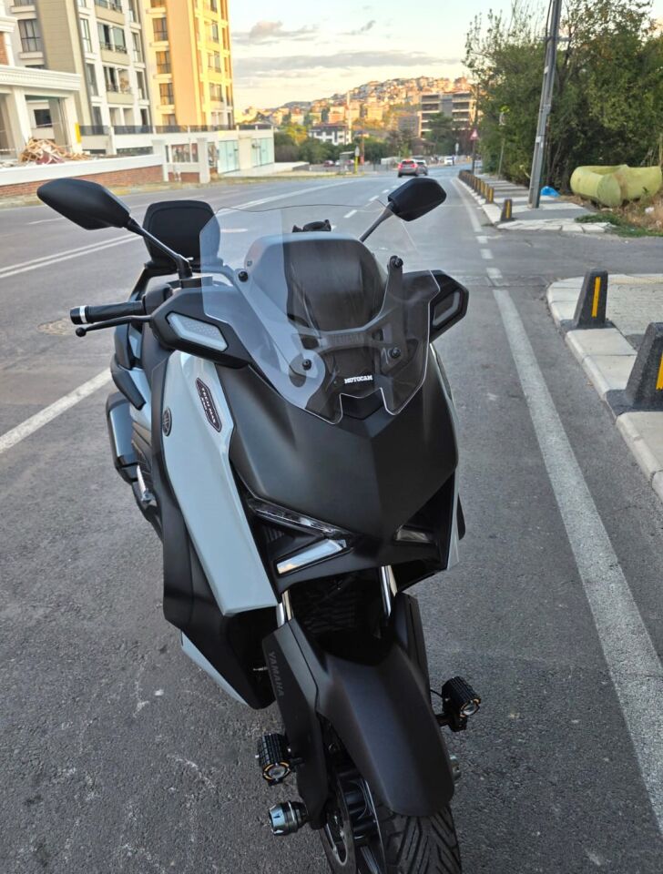 MOTOCAM Yamaha Xmax Techmax Ön Cam 2025-2026 Model 39cm Şeffaf Renkli 4mm Asansörlü