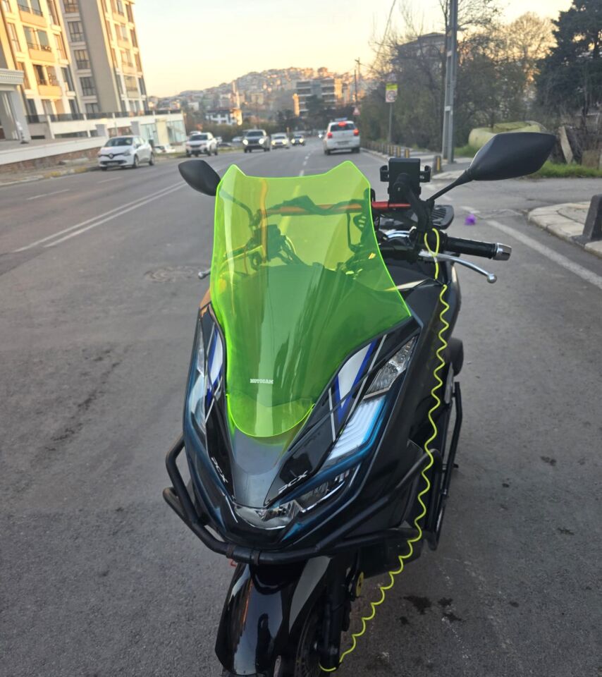 MOTOCAM Honda PCX Ön Cam 2021-2024 Model 47cm Neon Sarı Renkli 4mm SPORTİF