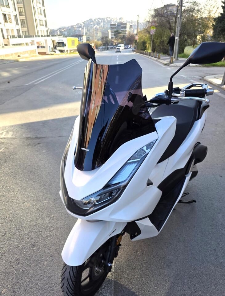MOTOCAM Honda PCX Ön Cam 2021-2024 Model 47cm Siyah Renkli 4mm SPORTİF