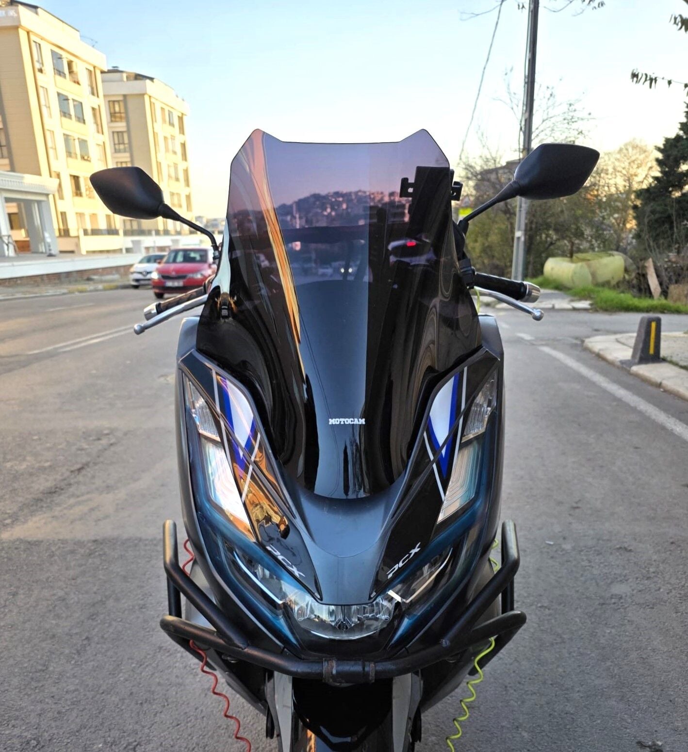 MOTOCAM Honda PCX Ön Cam 2021-2024 Model 47cm Siyah Renkli 4mm SPORTİF