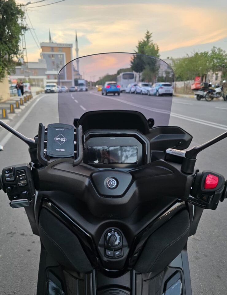 MOTOCAM Yamaha Xmax Techmax Ön Cam 2025-2026 Model 52cm Füme Renkli 4mm Asansörlü