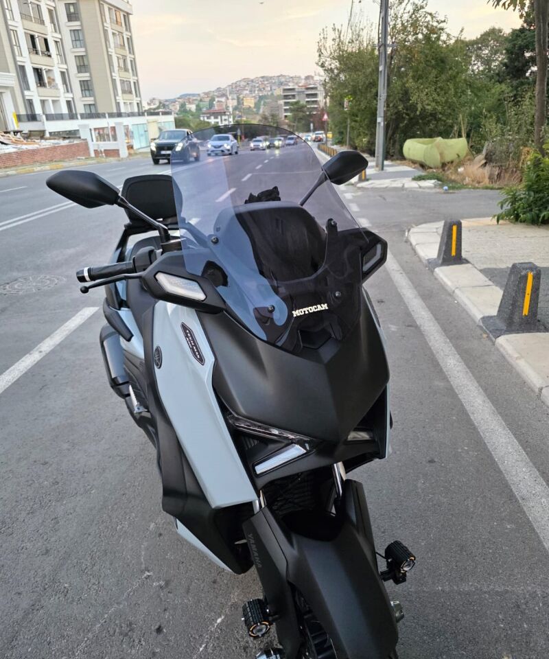 MOTOCAM Yamaha Xmax Techmax Ön Cam 2025-2026 Model 52cm Füme Renkli 4mm Asansörlü