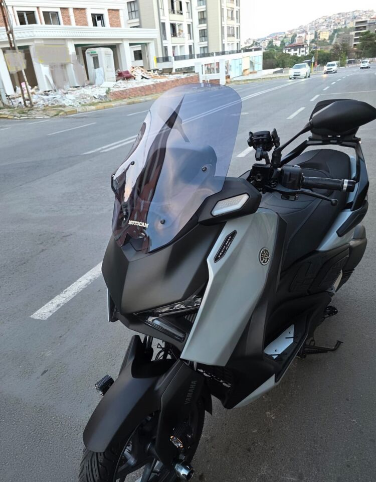 MOTOCAM Yamaha Xmax Techmax Ön Cam 2025-2026 Model 52cm Füme Renkli 4mm Asansörlü
