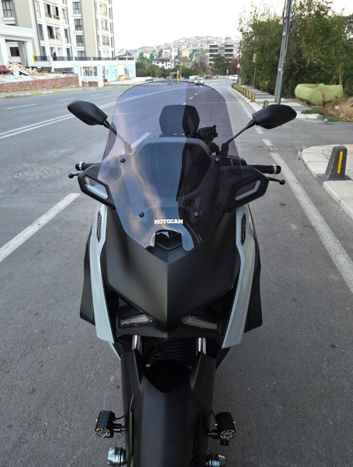 MOTOCAM Yamaha Xmax Techmax Ön Cam 2025-2026 Model 52cm Füme Renkli 4mm Asansörlü