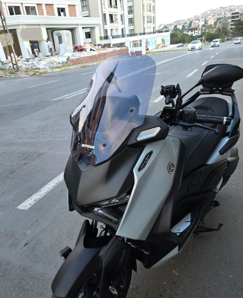 MOTOCAM Yamaha Xmax Techmax Ön Cam 2025-2026 Model 52cm Füme Renkli 4mm Asansörlü