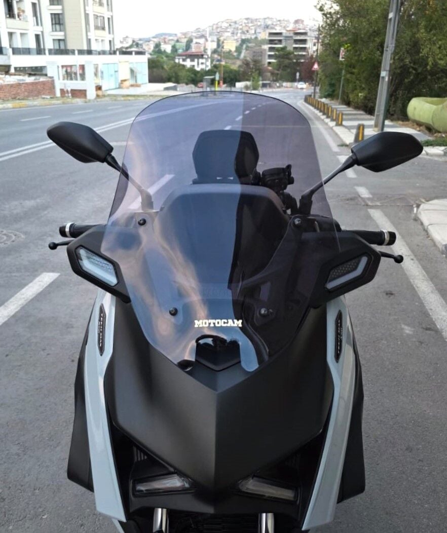 MOTOCAM Yamaha Xmax Techmax Ön Cam 2025-2026 Model 52cm Füme Renkli 4mm Asansörlü