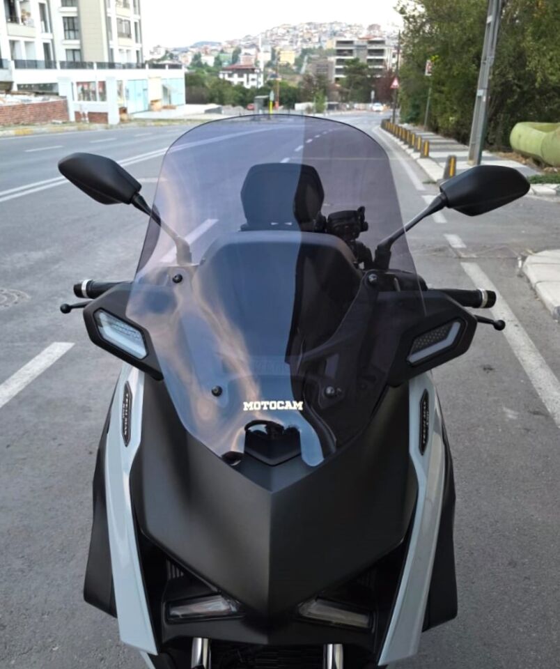 MOTOCAM Yamaha Xmax Techmax Ön Cam 2025-2026 Model 52cm Füme Renkli 4mm Asansörlü