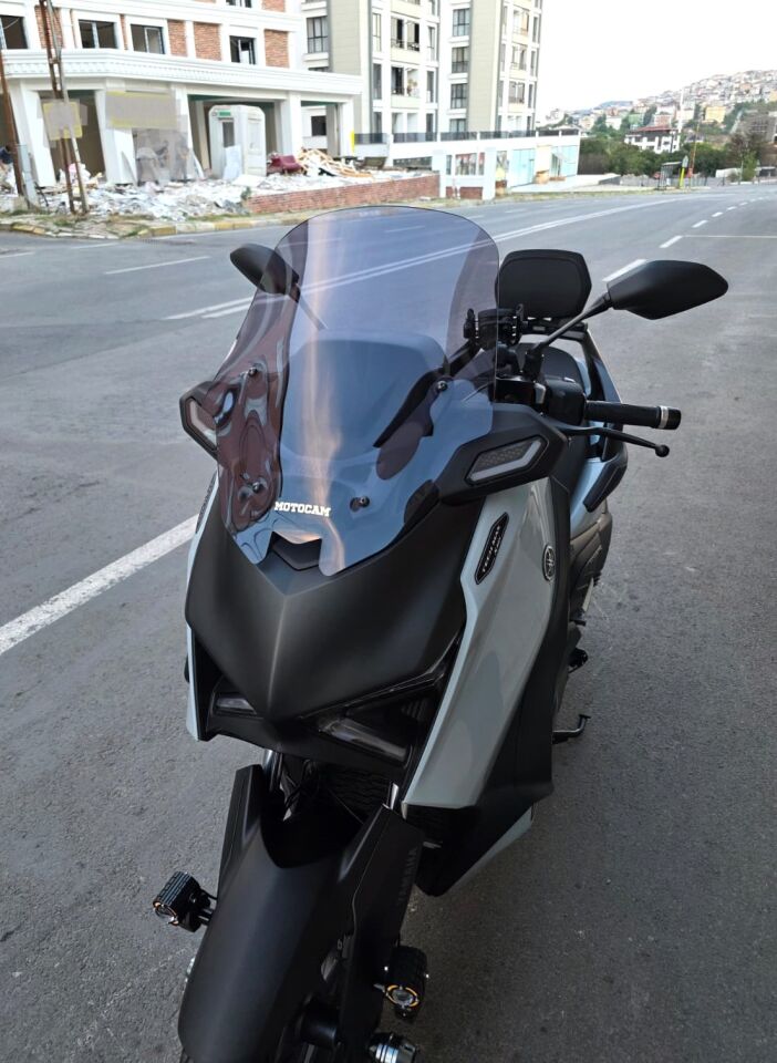 MOTOCAM Yamaha Xmax Techmax Ön Cam 2025-2026 Model 52cm Füme Renkli 4mm Asansörlü