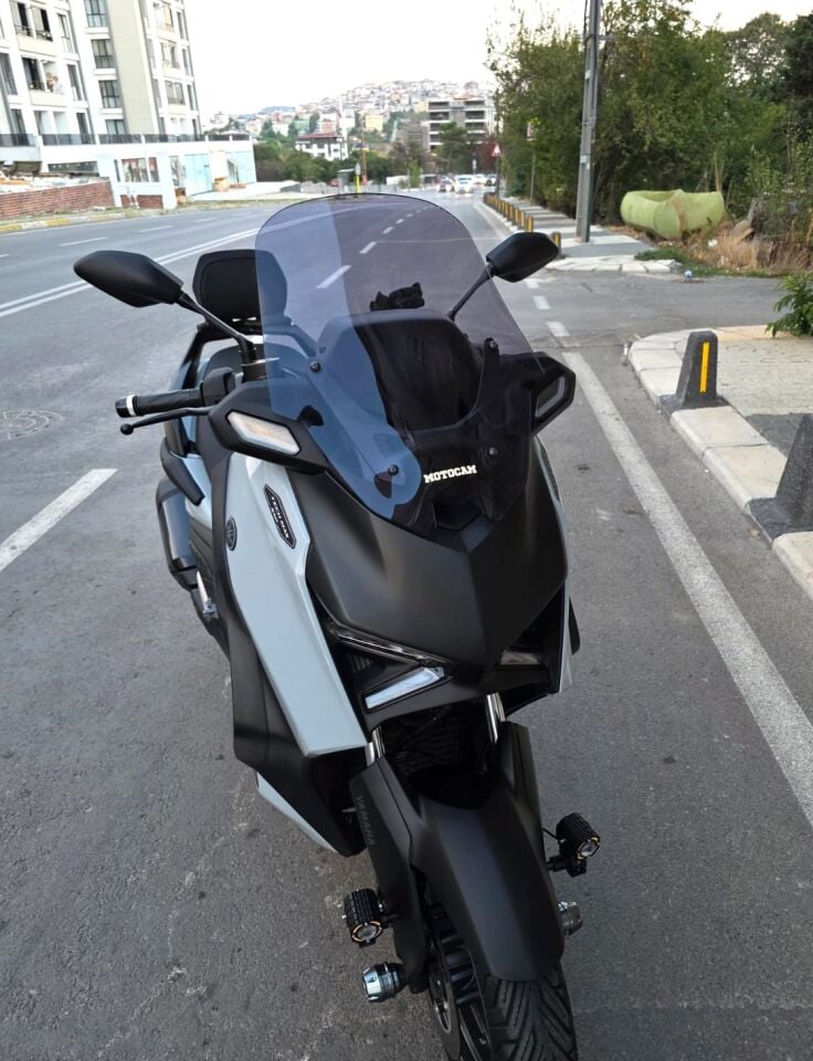 MOTOCAM Yamaha Xmax Techmax Ön Cam 2025-2026 Model 52cm Füme Renkli 4mm Asansörlü