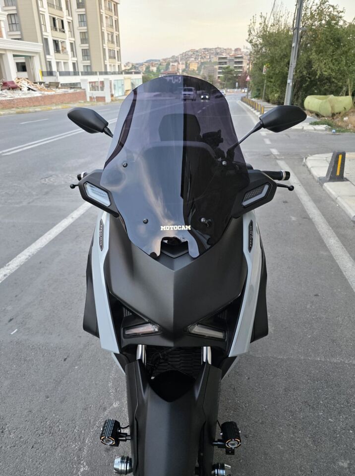 MOTOCAM Yamaha Xmax Techmax Ön Cam 2025-2026 Model 52cm Siyah Renkli 4mm Asansörlü
