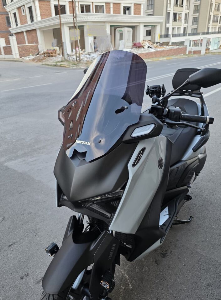 MOTOCAM Yamaha Xmax Techmax Ön Cam 2025-2026 Model 52cm Siyah Renkli 4mm Asansörlü