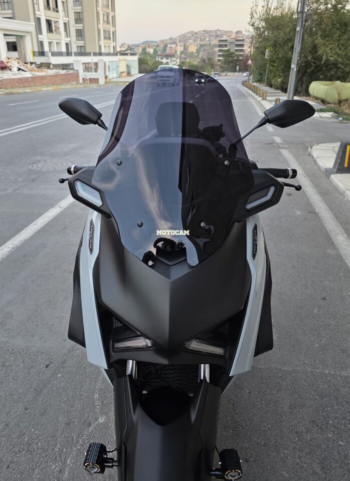 MOTOCAM Yamaha Xmax Techmax Ön Cam 2025-2026 Model 52cm Siyah Renkli 4mm Asansörlü