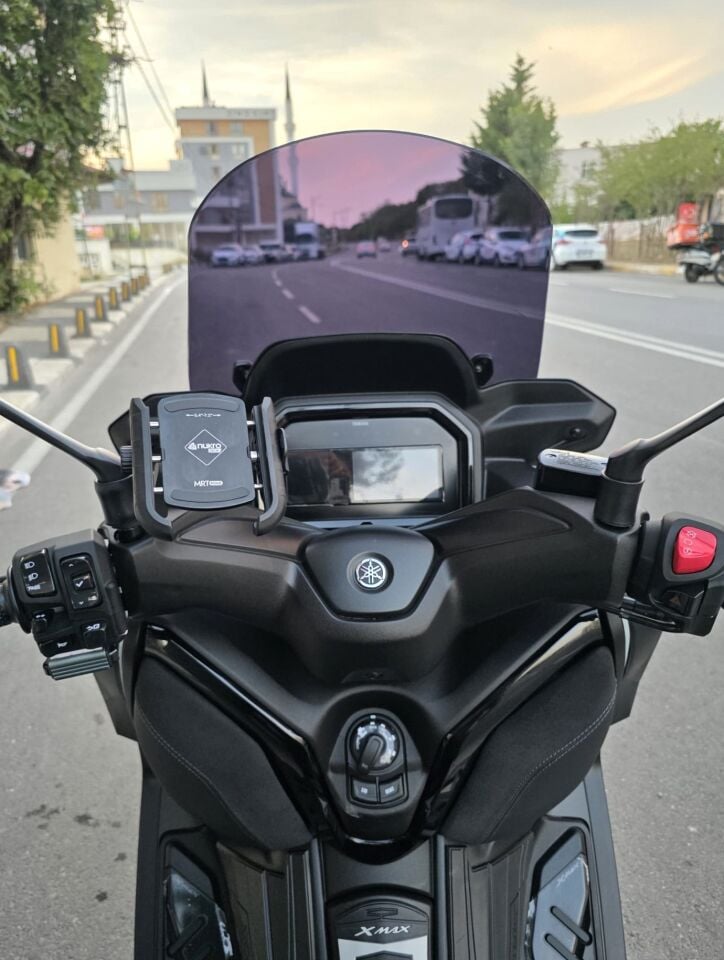 MOTOCAM Yamaha Xmax Techmax Ön Cam 2025-2026 Model 52cm Siyah Renkli 4mm Asansörlü